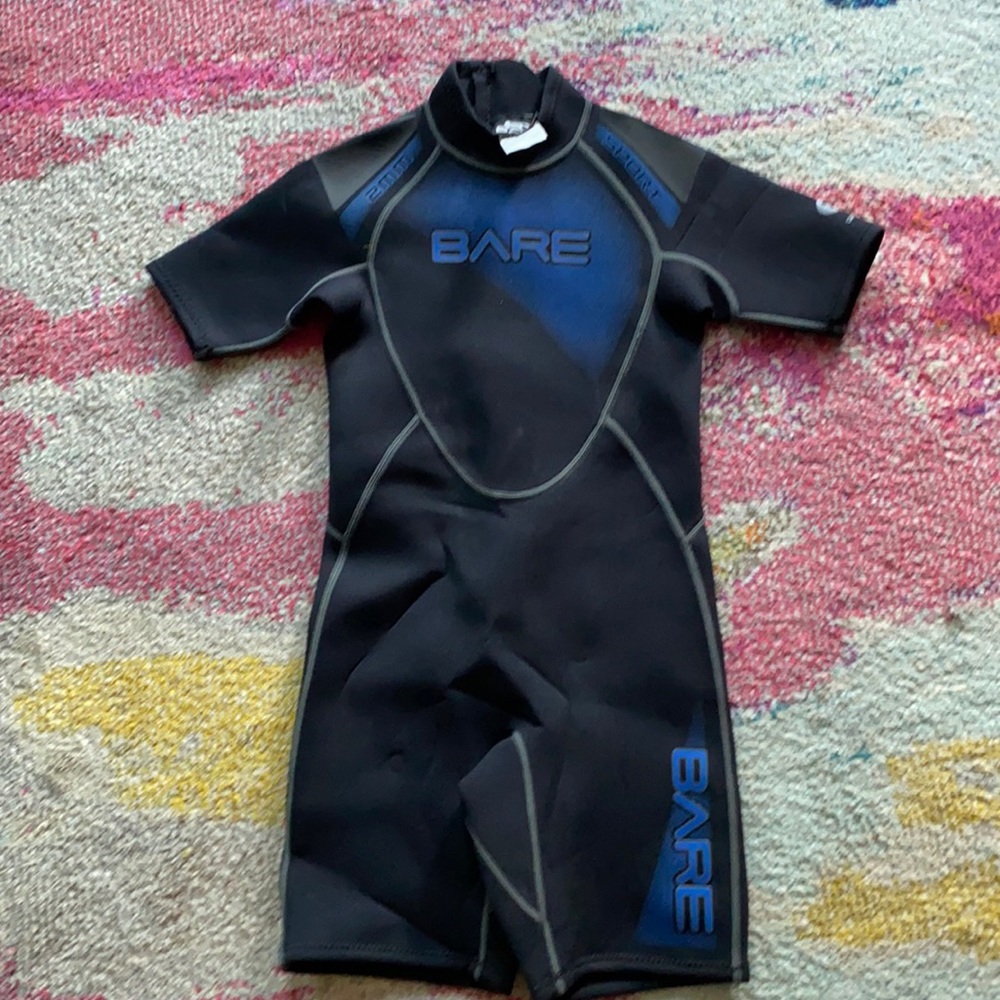 2mm wetsuit.  Short sleeve.  Great used condition.
